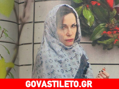 Βανδή: Με glamorous μαντήλι στο κεφάλι για να προστατευτεί από τη βροχή!